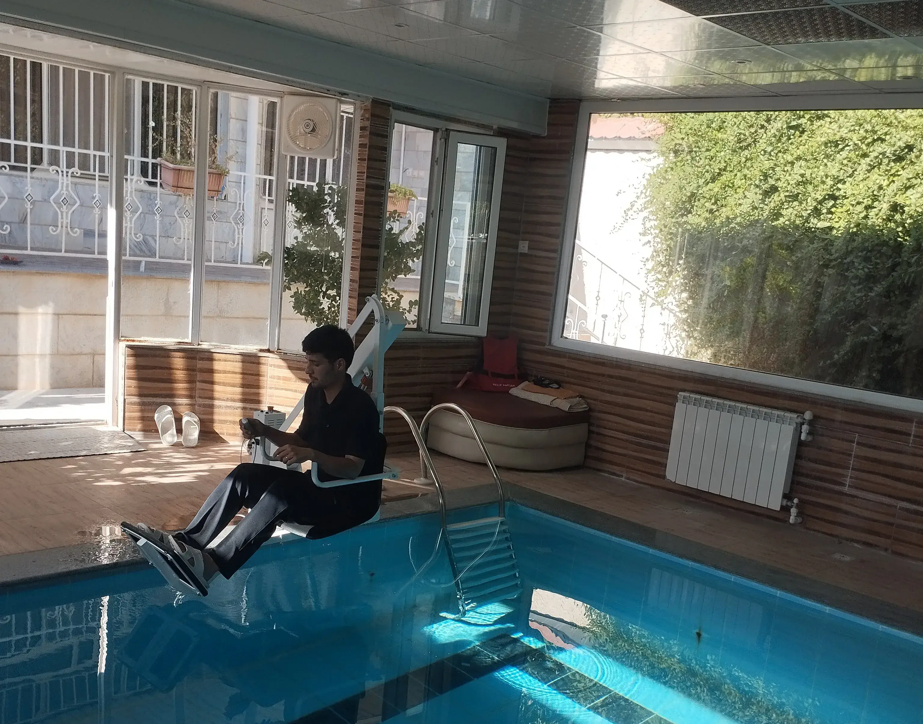 راهنمای خرید بالابر استخری: نکات مهمی که باید بدانید